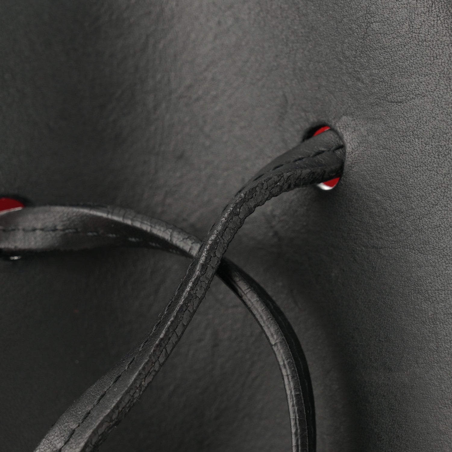 Vegetable Tanned Calfskin Bucket Bag Black Flamma