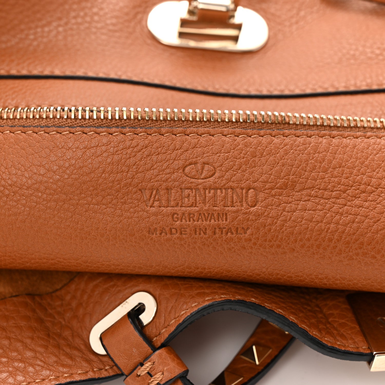 Pebbled Calfskin Medium Rockstud Tote Light Cuir